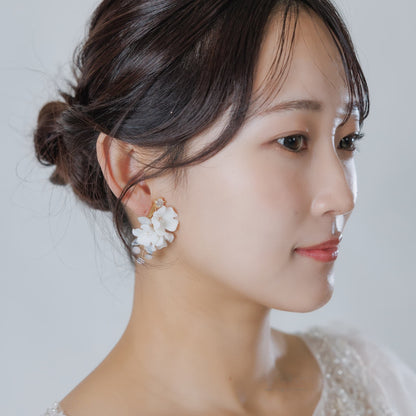 ウェディングピアス イヤリング｜ビーズ ビジュー｜お花 フラワーモチーフ｜ゴールド×ホワイト(BC-E103)【結婚式　アクセサリー　ピアス　イヤリング】