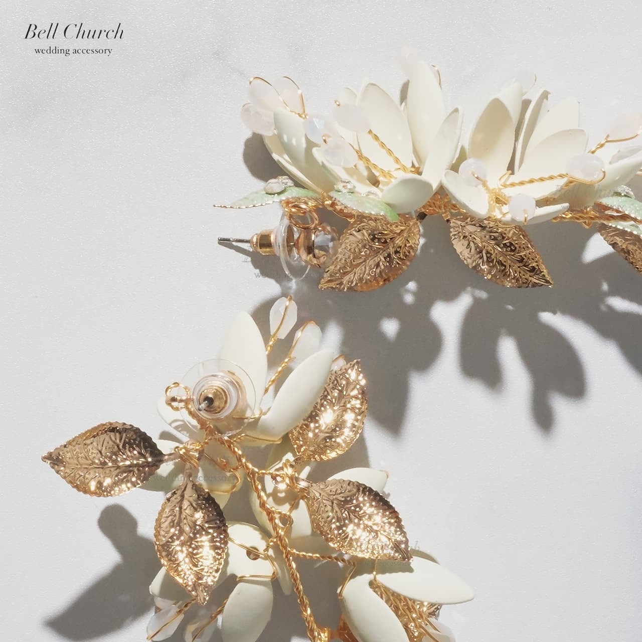 ブライダルピアス イヤリング｜ビジュー｜お花 フラワーモチーフ 葉っぱ リーフモチーフ｜ゴールド×ホワイト(BC-E104)【結婚式　アクセサリー　ピアス　イヤリング】