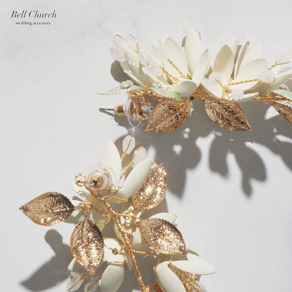 ブライダルピアス イヤリング｜ビジュー｜お花 フラワーモチーフ 葉っぱ リーフモチーフ｜ゴールド×ホワイト(BC-E104)【結婚式　アクセサリー　ピアス　イヤリング】