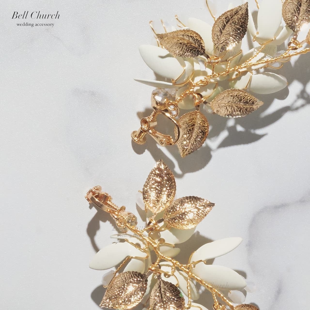 ブライダルピアス イヤリング｜ビジュー｜お花 フラワーモチーフ 葉っぱ リーフモチーフ｜ゴールド×ホワイト(BC-E104)【結婚式　アクセサリー　ピアス　イヤリング】