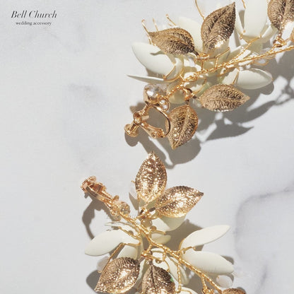 ブライダルピアス イヤリング｜ビジュー｜お花 フラワーモチーフ 葉っぱ リーフモチーフ｜ゴールド×ホワイト(BC-E104)【結婚式　アクセサリー　ピアス　イヤリング】