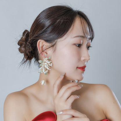 ブライダルピアス イヤリング｜ビジュー｜お花 フラワーモチーフ 葉っぱ リーフモチーフ｜ゴールド×ホワイト(BC-E104)【結婚式　アクセサリー　ピアス　イヤリング】