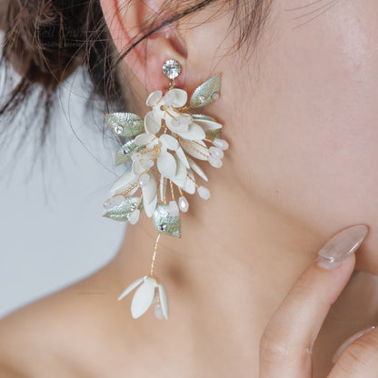 ブライダルピアス イヤリング｜ビジュー｜お花 フラワーモチーフ 葉っぱ リーフモチーフ｜ゴールド×ホワイト(BC-E104)【結婚式　アクセサリー　ピアス　イヤリング】