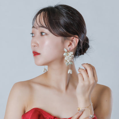 ブライダルピアス イヤリング｜ビジュー｜お花 フラワーモチーフ 葉っぱ リーフモチーフ｜ゴールド×ホワイト(BC-E104)【結婚式　アクセサリー　ピアス　イヤリング】