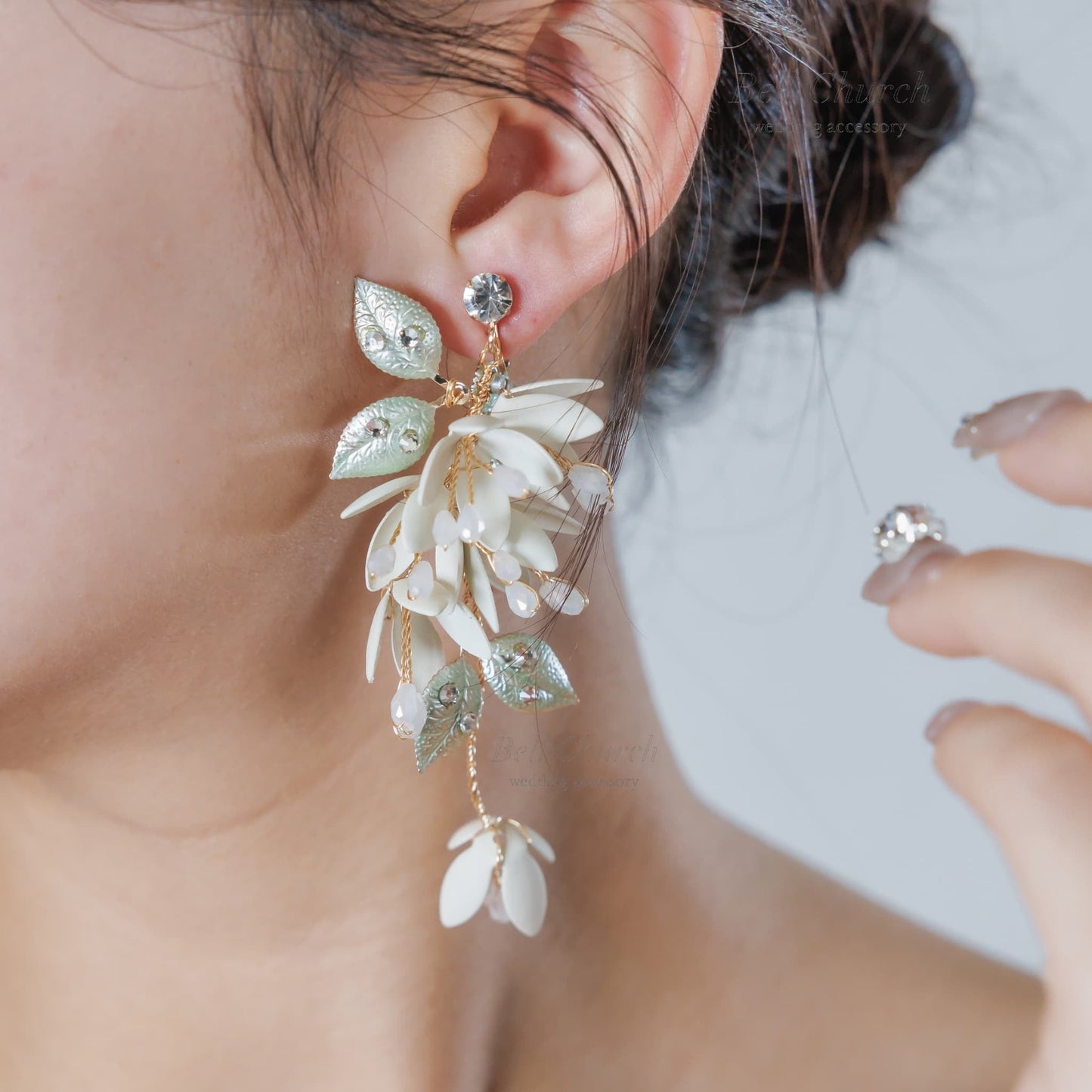 ブライダルピアス イヤリング｜ビジュー｜お花 フラワーモチーフ 葉っぱ リーフモチーフ｜ゴールド×ホワイト(BC-E104)【結婚式　アクセサリー　ピアス　イヤリング】