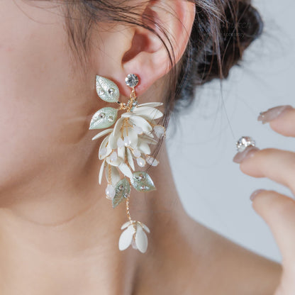 ブライダルピアス イヤリング｜ビジュー｜お花 フラワーモチーフ 葉っぱ リーフモチーフ｜ゴールド×ホワイト(BC-E104)【結婚式　アクセサリー　ピアス　イヤリング】