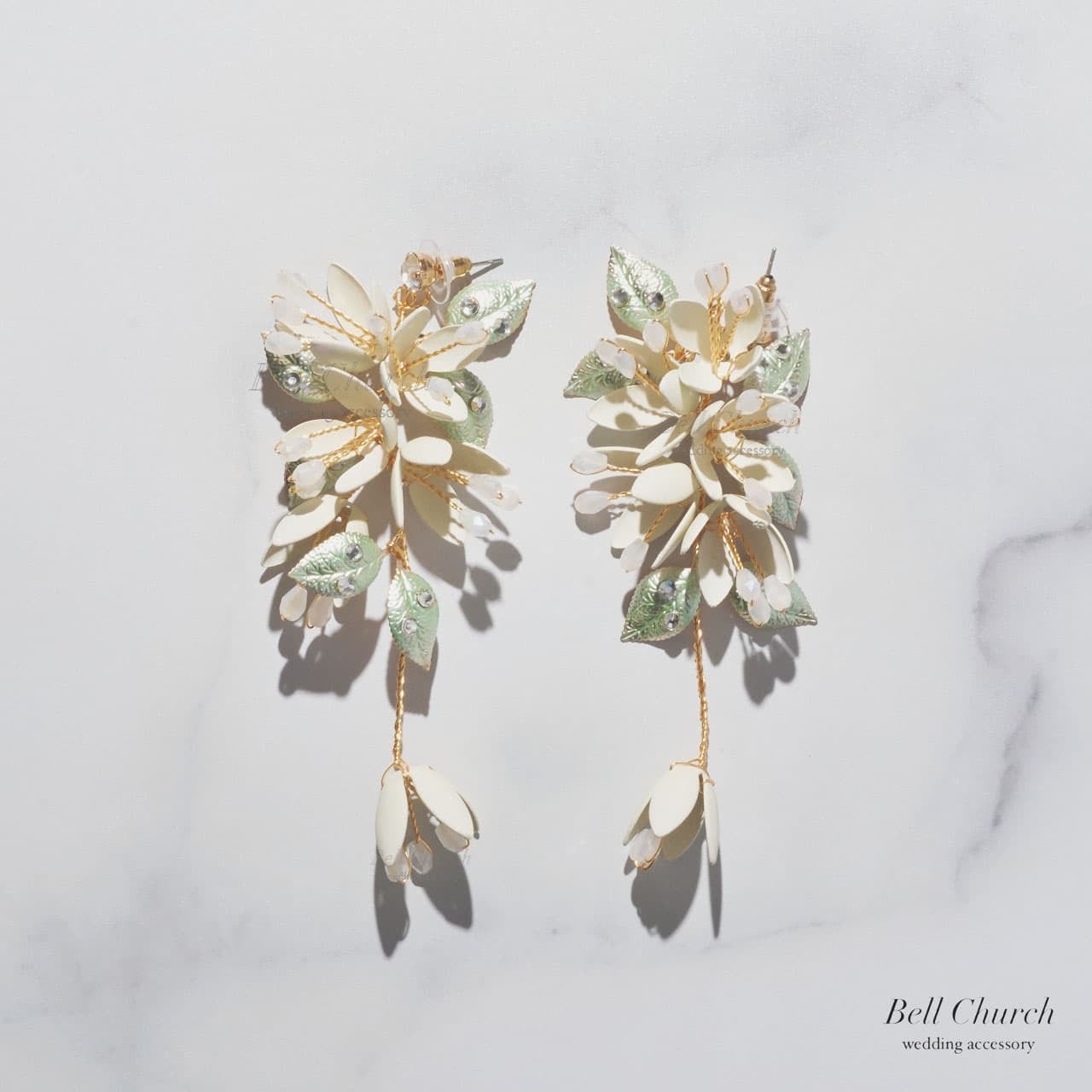 ブライダルピアス イヤリング｜ビジュー｜お花 フラワーモチーフ 葉っぱ リーフモチーフ｜ゴールド×ホワイト(BC-E104)【結婚式　アクセサリー　ピアス　イヤリング】
