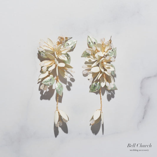 ブライダルピアス イヤリング｜ビジュー｜お花 フラワーモチーフ 葉っぱ リーフモチーフ｜ゴールド×ホワイト(BC-E104)【結婚式　アクセサリー　ピアス　イヤリング】