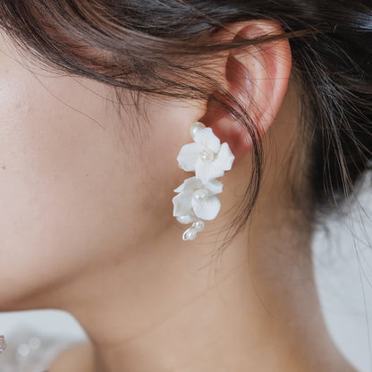 ウエディングピアス イヤリング｜パール｜お花 フラワーモチーフ｜シルバー×ホワイト(BC-E107)【結婚式　アクセサリー　ピアス　イヤリング】