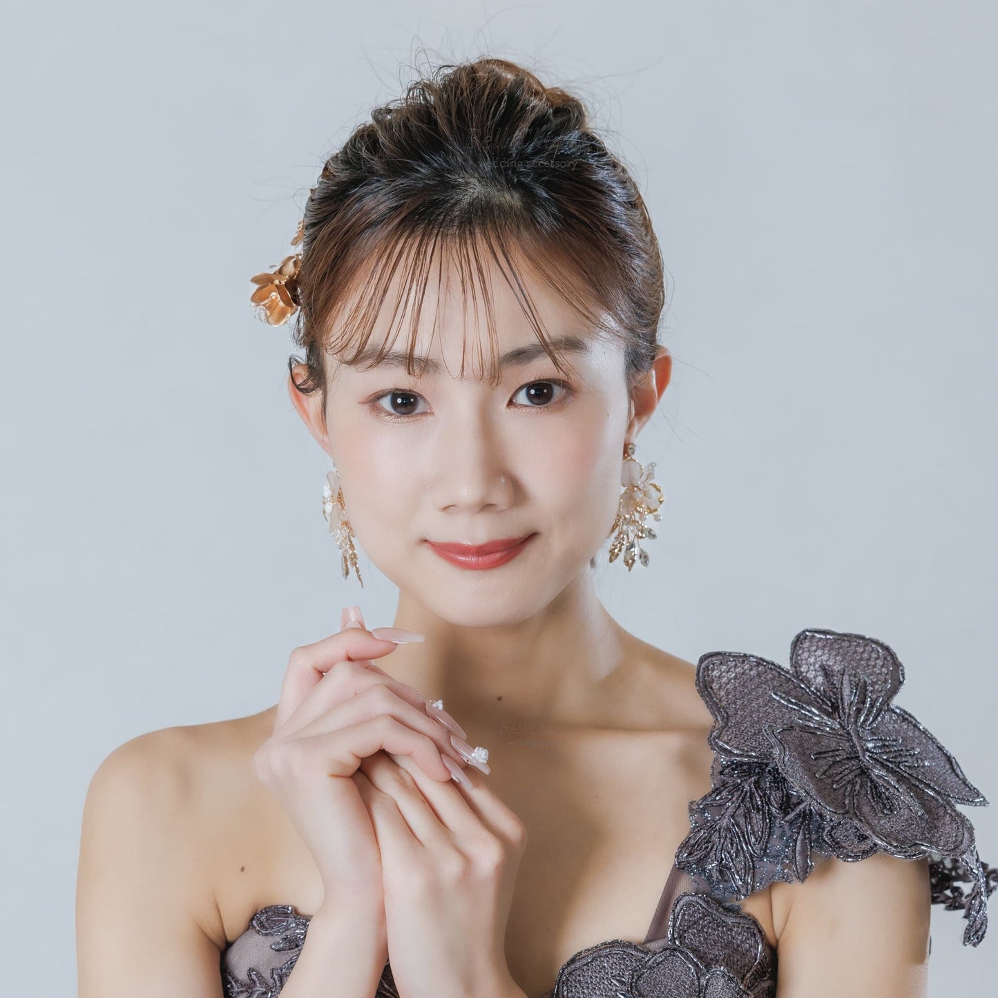 ウェディングピアス イヤリング｜ラインストーン ビーズ ビジュー｜お花 フラワーモチーフ 葉っぱ リーフモチーフ｜ゴールド×ホワイト(BC-E122)【結婚式　アクセサリー　ピアス　イヤリング】