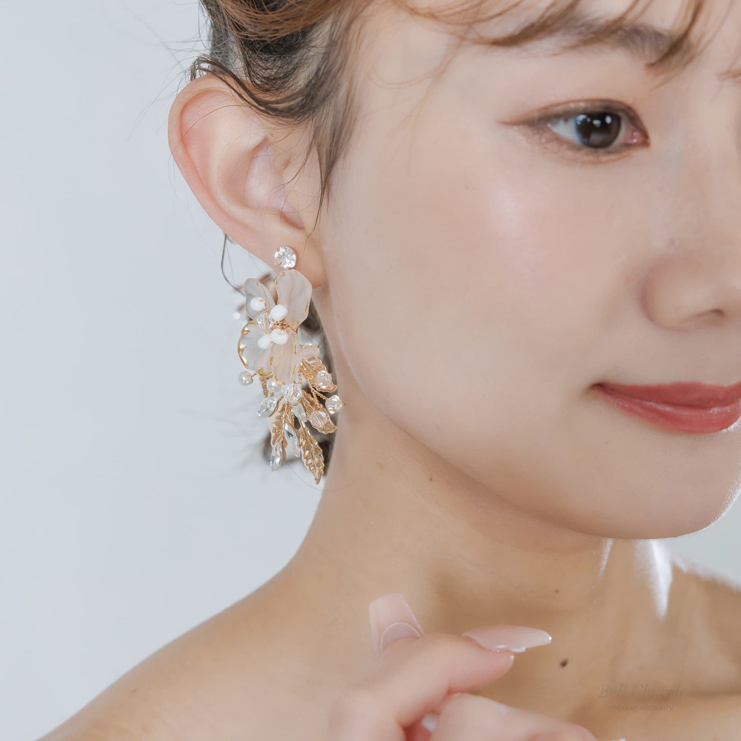 ウェディングピアス イヤリング｜ラインストーン ビーズ ビジュー｜お花 フラワーモチーフ 葉っぱ リーフモチーフ｜ゴールド×ホワイト(BC-E122)【結婚式　アクセサリー　ピアス　イヤリング】