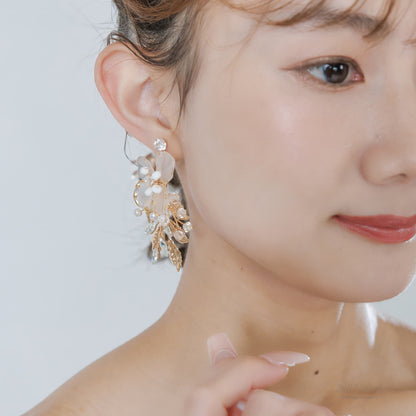ウェディングピアス イヤリング｜ラインストーン ビーズ ビジュー｜お花 フラワーモチーフ 葉っぱ リーフモチーフ｜ゴールド×ホワイト(BC-E122)【結婚式　アクセサリー　ピアス　イヤリング】