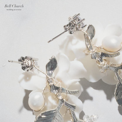 ウエディングピアス イヤリング｜パール ビーズ ｜フラワー お花モチーフ｜リーフ 葉っぱモチーフ｜シルバー×ホワイト(BC-E126)【結婚式　アクセサリー　ピアス　イヤリング】