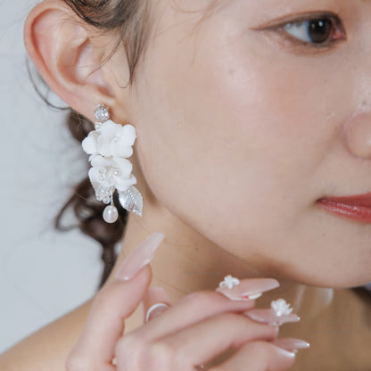 ウエディングピアス イヤリング｜パール ビーズ ｜フラワー お花モチーフ｜リーフ 葉っぱモチーフ｜シルバー×ホワイト(BC-E126)【結婚式　アクセサリー　ピアス　イヤリング】