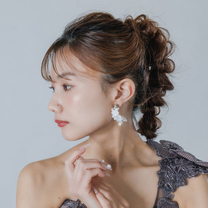 ウエディングピアス イヤリング｜パール ビーズ ｜フラワー お花モチーフ｜リーフ 葉っぱモチーフ｜シルバー×ホワイト(BC-E126)【結婚式　アクセサリー　ピアス　イヤリング】