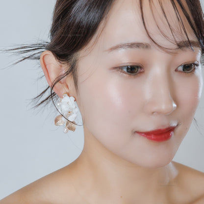 ウエディングピアス イヤリング｜パール ビーズ ｜フラワー お花モチーフ｜リーフ 葉っぱモチーフ｜ゴールド×ホワイト(BC-E127)【結婚式　アクセサリー　ピアス　イヤリング】