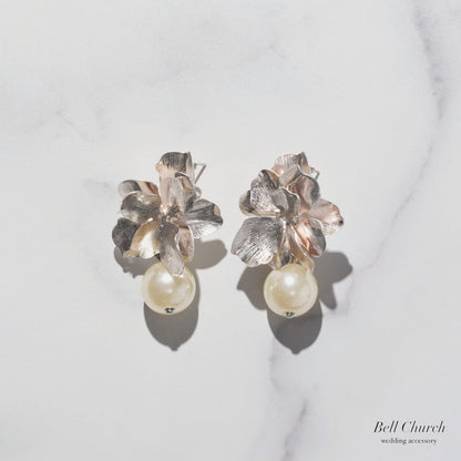 ウエディング ピアス イヤリング｜ニッケルフリー メタル パール｜フラワー お花モチーフ ボリューム｜シルバー (BC-E129)【結婚式　アクセサリー　ピアス　イヤリング】