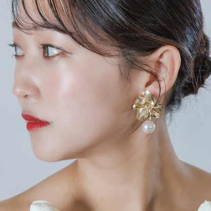 ウエディング ピアス イヤリング｜ニッケルフリー メタル パール｜フラワー お花モチーフ ボリューム｜ゴールド(BC-E130)【結婚式　アクセサリー　ピアス　イヤリング】