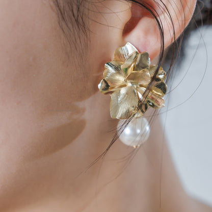 ウエディング ピアス イヤリング｜ニッケルフリー メタル パール｜フラワー お花モチーフ ボリューム｜ゴールド(BC-E130)【結婚式　アクセサリー　ピアス　イヤリング】
