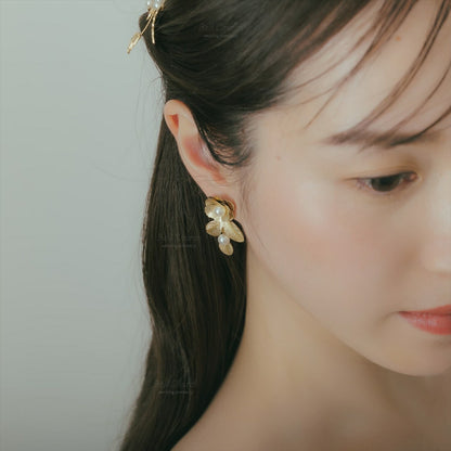 ウェディングピアス　イヤリング |お花＆リーフモチーフ｜パール｜ゴールド (BC-E45)【結婚式　アクセサリー　ピアス　イヤリング】