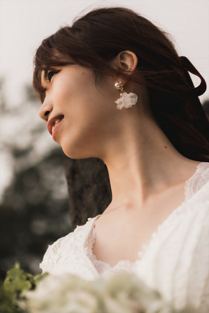 ウェディングピアス　イヤリング |お花モチーフ｜パール ｜ホワイト×ゴールド (BC-E48)【結婚式　アクセサリー　ピアス　イヤリング】