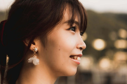 ウェディングピアス　イヤリング |お花モチーフ｜パール ｜ホワイト×ゴールド (BC-E48)【結婚式　アクセサリー　ピアス　イヤリング】