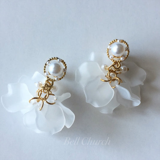 ウェディングピアス　イヤリング |お花モチーフ｜パール ｜ホワイト×ゴールド (BC-E48)【結婚式　アクセサリー　ピアス　イヤリング】