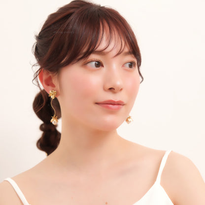 ウェディング ピアス イヤリング｜ニッケルフリー ロングピアス 揺れる メタル ペタル お花 リーフ パール ニュアンス 金属アレルギー｜ゴールド (BC-E83)【結婚式　アクセサリー　ピアス】