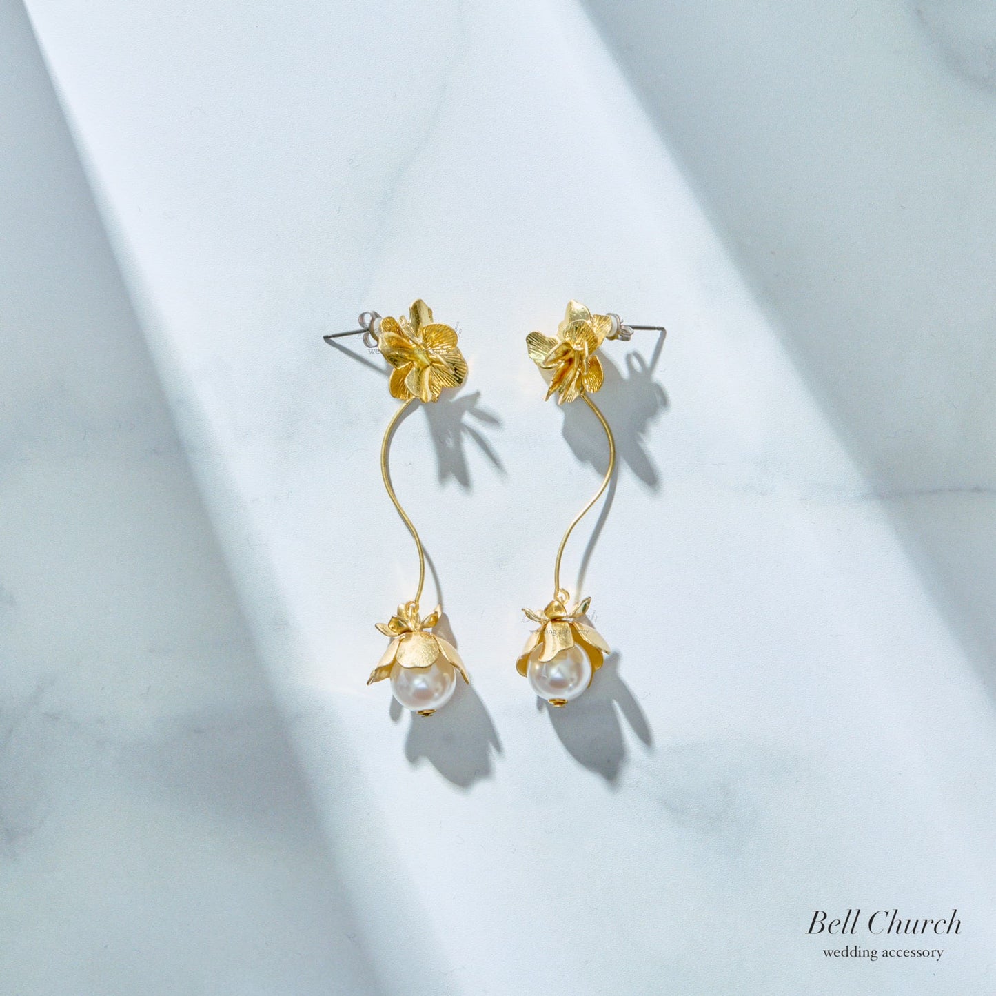 ウェディング ピアス イヤリング｜ニッケルフリー ロングピアス 揺れる メタル ペタル お花 リーフ パール ニュアンス 金属アレルギー｜ゴールド (BC-E83)【結婚式　アクセサリー　ピアス】