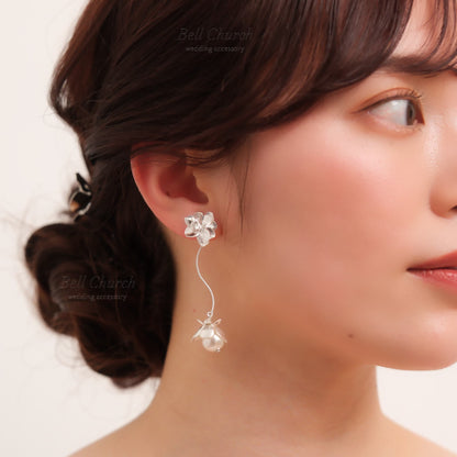 ウェディング ピアス イヤリング｜ニッケルフリー ロングピアス 揺れる メタル ペタル お花 リーフ パール ニュアンス 金属アレルギー (BC-E84)【結婚式　アクセサリー　ピアス】