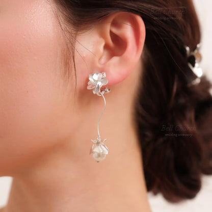 ウェディング ピアス イヤリング｜ニッケルフリー ロングピアス 揺れる メタル ペタル お花 リーフ パール ニュアンス 金属アレルギー (BC-E84)【結婚式　アクセサリー　ピアス】