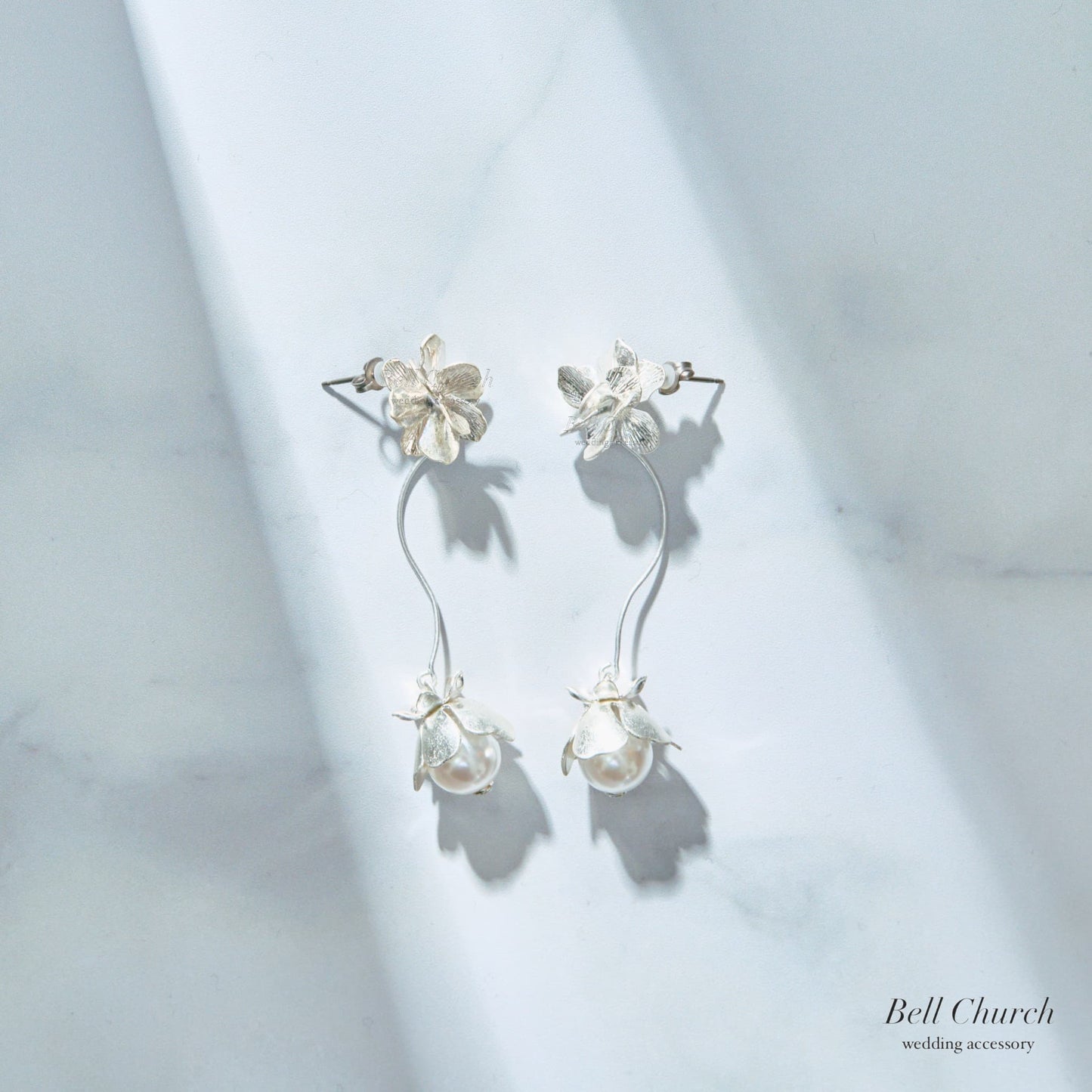 ウェディング ピアス イヤリング｜ニッケルフリー ロングピアス 揺れる メタル ペタル お花 リーフ パール ニュアンス 金属アレルギー (BC-E84)【結婚式　アクセサリー　ピアス】