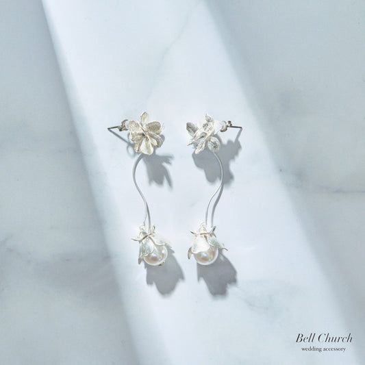 ウェディング ピアス イヤリング｜ニッケルフリー ロングピアス 揺れる メタル ペタル お花 リーフ パール ニュアンス 金属アレルギー (BC-E84)【結婚式　アクセサリー　ピアス】
