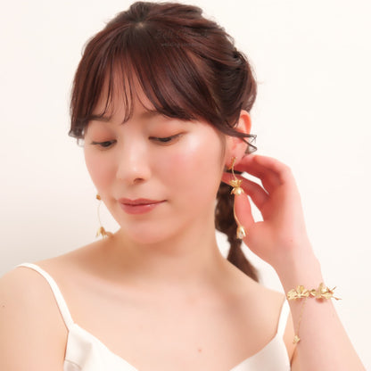 ウェディング ピアス イヤリング｜ニッケルフリー ロングピアス 揺れる メタル ペタル お花 リーフ パール チタンポスト ニュアンス 金属アレルギー｜ゴールド (BC-E85)【結婚式　アクセサリー  ピアス　イヤリング】