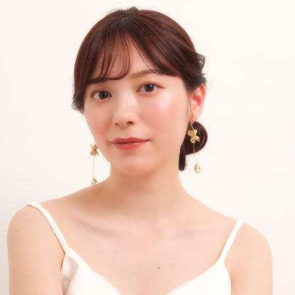 ウェディング ピアス イヤリング｜ニッケルフリー ロングピアス 揺れる メタル ペタル お花 リーフ パール チタンポスト ニュアンス 金属アレルギー｜ゴールド (BC-E85)【結婚式　アクセサリー  ピアス　イヤリング】