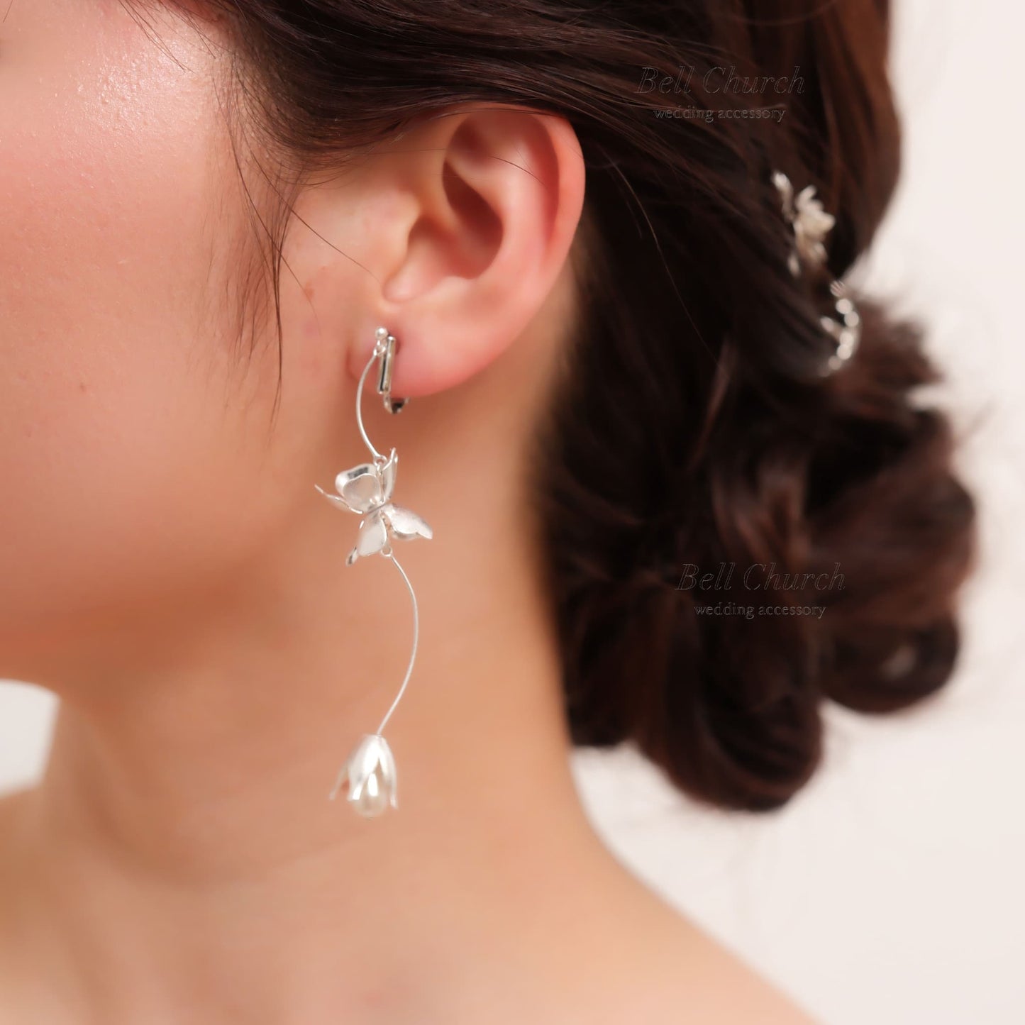 ウェディング ピアス イヤリング｜ニッケルフリー ロングピアス 揺れる メタル ペタル お花 リーフ パール チタンポスト ニュアンス 金属アレルギー｜シルバー (BC-E86)【結婚式　アクセサリー　ピアス　イヤリング】