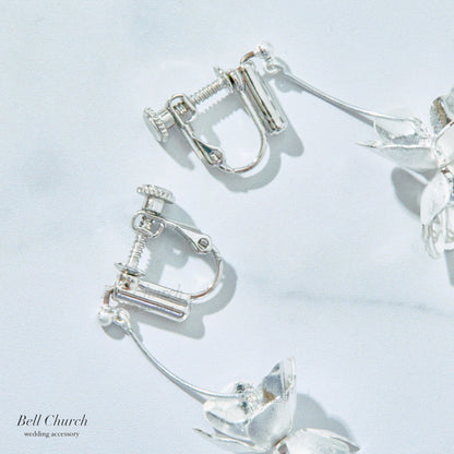 ウェディング ピアス イヤリング｜ニッケルフリー ロングピアス 揺れる メタル ペタル お花 リーフ パール チタンポスト ニュアンス 金属アレルギー｜シルバー (BC-E86)【結婚式　アクセサリー　ピアス　イヤリング】