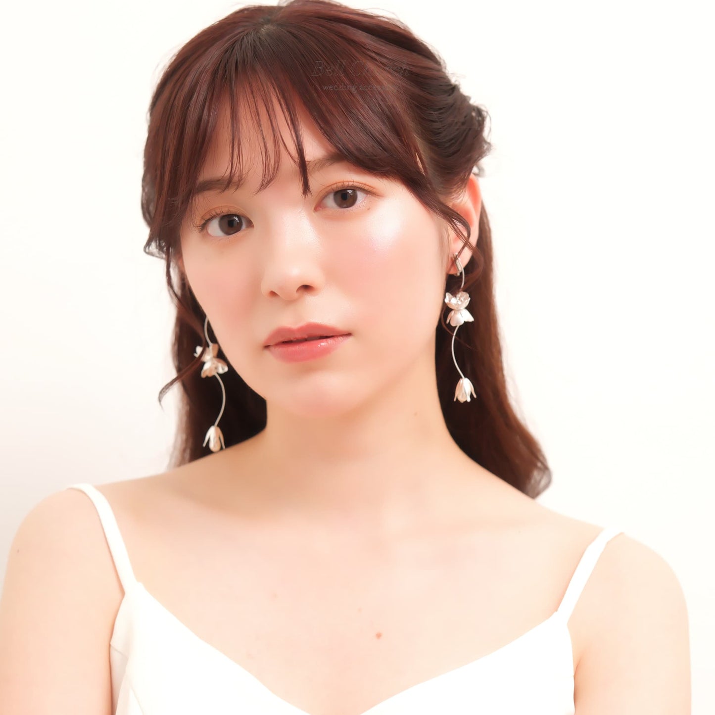 ウェディング ピアス イヤリング｜ニッケルフリー ロングピアス 揺れる メタル ペタル お花 リーフ パール チタンポスト ニュアンス 金属アレルギー｜シルバー (BC-E86)【結婚式　アクセサリー　ピアス　イヤリング】