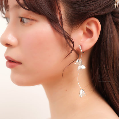 ウェディング ピアス イヤリング｜ニッケルフリー ロングピアス 揺れる メタル ペタル お花 リーフ パール チタンポスト ニュアンス 金属アレルギー｜シルバー (BC-E86)【結婚式　アクセサリー　ピアス　イヤリング】