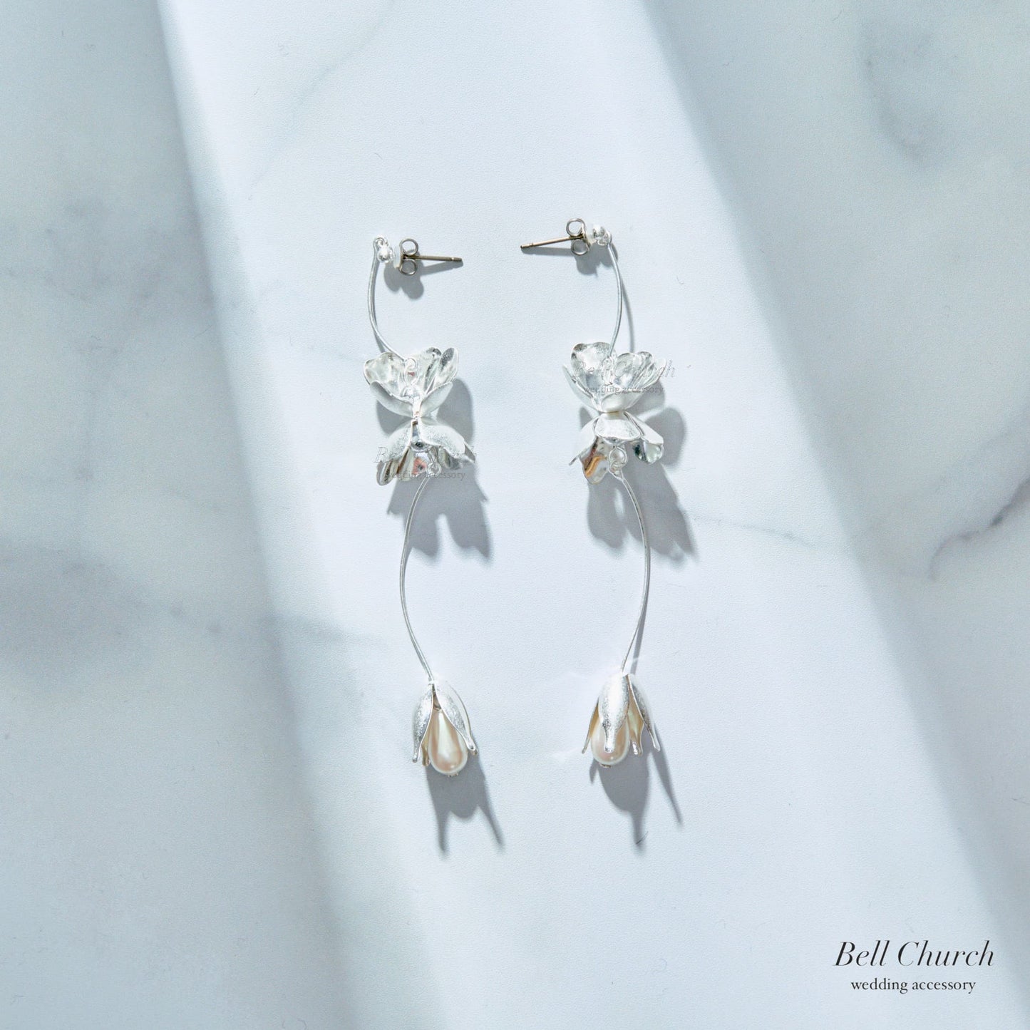 ウェディング ピアス イヤリング｜ニッケルフリー ロングピアス 揺れる メタル ペタル お花 リーフ パール チタンポスト ニュアンス 金属アレルギー｜シルバー (BC-E86)【結婚式　アクセサリー　ピアス　イヤリング】