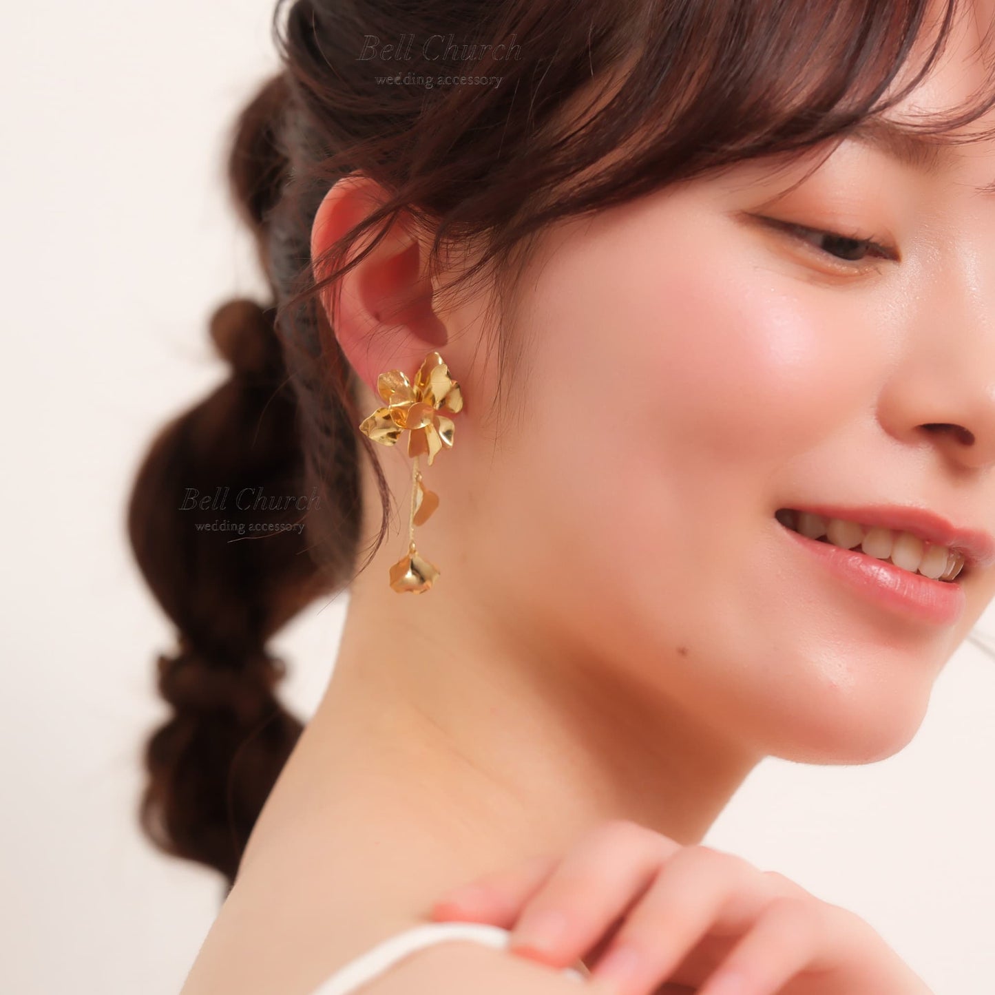 ウェディング ピアス イヤリング｜ニッケルフリー ロングピアス 揺れる メタル チェーン ペタル お花 リーフ チタンポスト ニュアンス 金属アレルギー｜ゴールド (BC-E87)【結婚式　アクセサリー　ピアス　イヤリング】