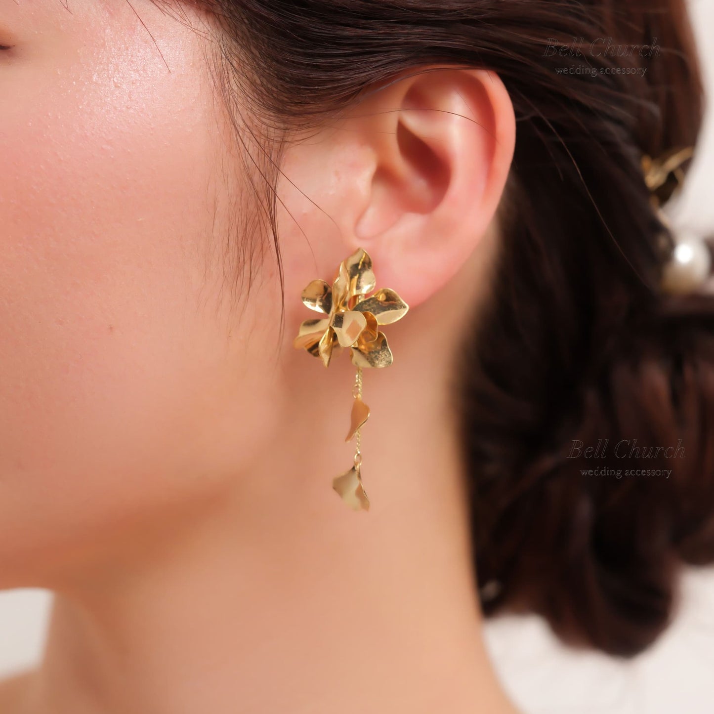 ウェディング ピアス イヤリング｜ニッケルフリー ロングピアス 揺れる メタル チェーン ペタル お花 リーフ チタンポスト ニュアンス 金属アレルギー｜ゴールド (BC-E87)【結婚式　アクセサリー　ピアス　イヤリング】