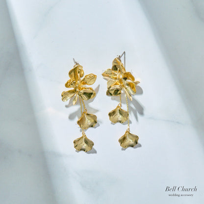 ウェディング ピアス イヤリング｜ニッケルフリー ロングピアス 揺れる メタル チェーン ペタル お花 リーフ チタンポスト ニュアンス 金属アレルギー｜ゴールド (BC-E87)【結婚式　アクセサリー　ピアス　イヤリング】