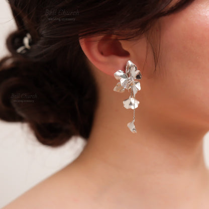 ウェディング ピアス イヤリング｜ニッケルフリー ロングピアス 揺れる メタル チェーン ペタル お花 リーフ チタンポスト ニュアンス 金属アレルギー｜シルバー (BC-E88)【結婚式　アクセサリー　ピアス　イヤリング】