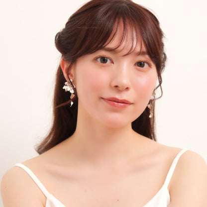 ウェディング ピアス イヤリング｜ニッケルフリー ロングピアス 揺れる メタル チェーン ペタル お花 リーフ チタンポスト ニュアンス 金属アレルギー｜シルバー (BC-E88)【結婚式　アクセサリー　ピアス　イヤリング】