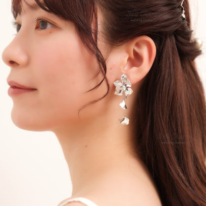 ウェディング ピアス イヤリング｜ニッケルフリー ロングピアス 揺れる メタル チェーン ペタル お花 リーフ チタンポスト ニュアンス 金属アレルギー｜シルバー (BC-E88)【結婚式　アクセサリー　ピアス　イヤリング】