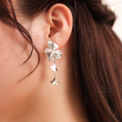 ウェディング ピアス イヤリング｜ニッケルフリー ロングピアス 揺れる メタル チェーン ペタル お花 リーフ チタンポスト ニュアンス 金属アレルギー｜シルバー (BC-E88)【結婚式　アクセサリー　ピアス　イヤリング】