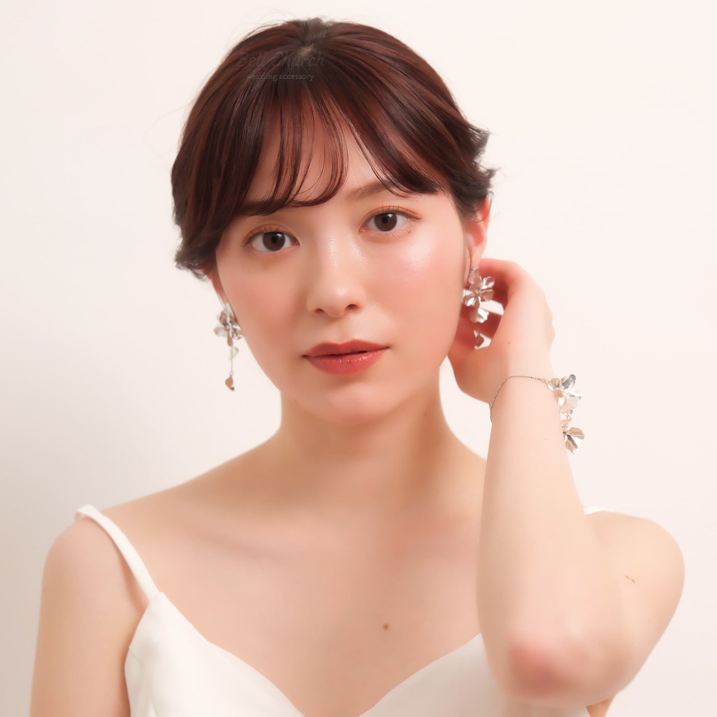 ウェディング ピアス イヤリング｜ニッケルフリー ロングピアス 揺れる メタル チェーン ペタル お花 リーフ チタンポスト ニュアンス 金属アレルギー｜シルバー (BC-E88)【結婚式　アクセサリー　ピアス　イヤリング】