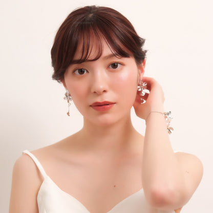 ウェディング ピアス イヤリング｜ニッケルフリー ロングピアス 揺れる メタル チェーン ペタル お花 リーフ チタンポスト ニュアンス 金属アレルギー｜シルバー (BC-E88)【結婚式　アクセサリー　ピアス　イヤリング】