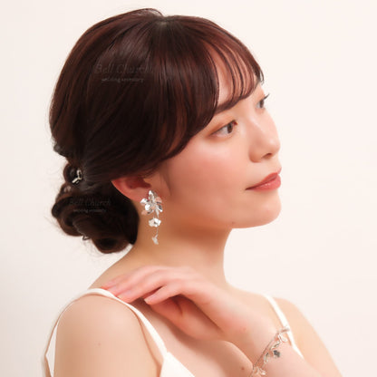ウェディング ピアス イヤリング｜ニッケルフリー ロングピアス 揺れる メタル チェーン ペタル お花 リーフ チタンポスト ニュアンス 金属アレルギー｜シルバー (BC-E88)【結婚式　アクセサリー　ピアス　イヤリング】